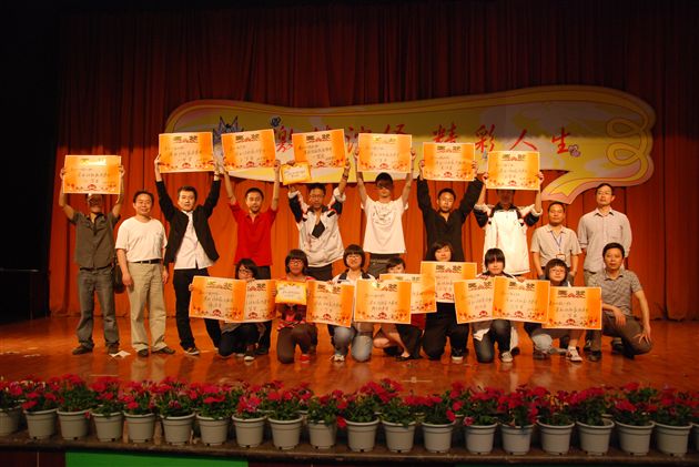 激情演绎 精彩人生————高二语文话剧表演</p><p>　　