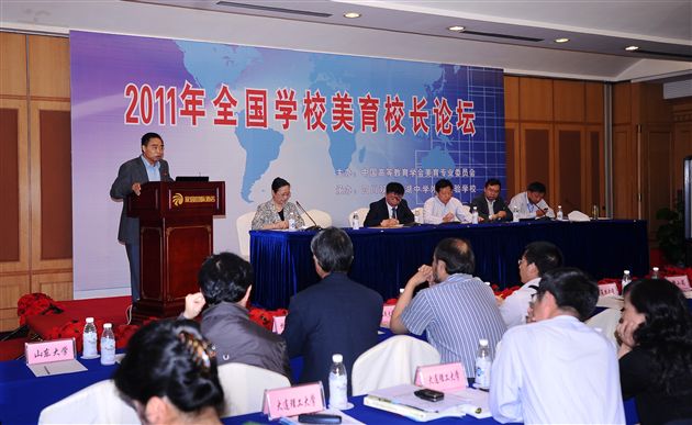 15、棠中外语学校校长黄光成作大会发言