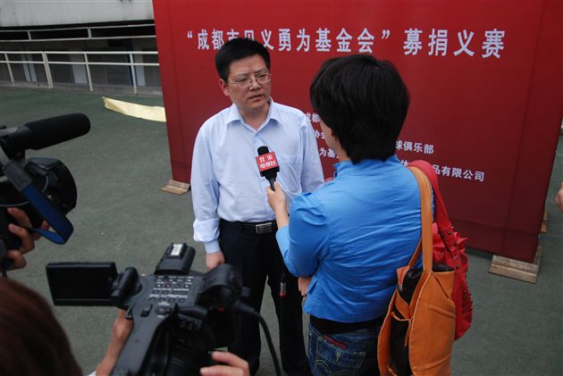 棠中外语学校为李胜老师“募捐义赛”1:1战平明星队