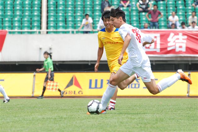 棠中外语学校为李胜老师“募捐义赛”1:1战平明星队