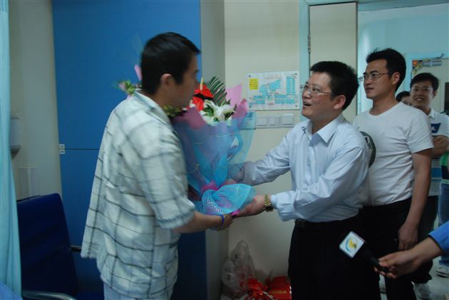 棠中外语学校为李胜老师“募捐义赛”1:1战平明星队