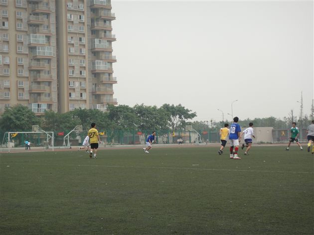 同城竞技 兄弟联谊——棠外足球队和棠中联队进行足球友谊赛</p><p>　　