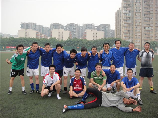 同城竞技 兄弟联谊——棠外足球队和棠中联队进行足球友谊赛</p><p>　　