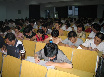 学校党总支开展保先教育活动知识测试——党员们认真答题