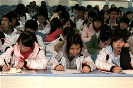 棠中第十七期业余党校培训：学生专心听课