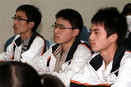 棠中第十七期业余党校培训：学生神情专注