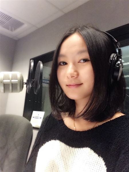 唐露菡在美国西雅图中文电台主播工作照