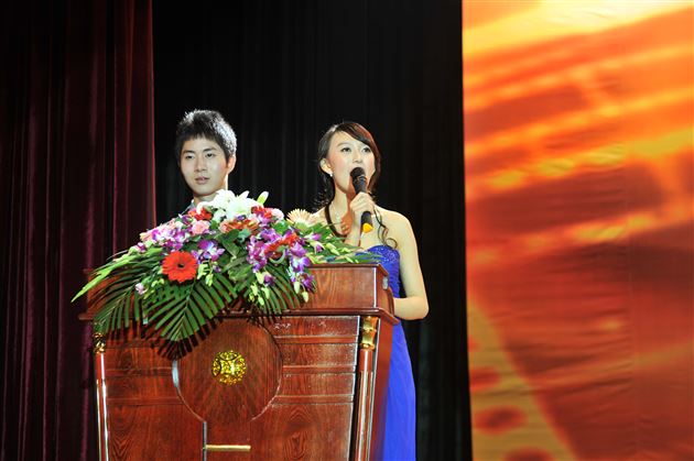 崔佳 贺志达源主持四川省第七届校园电视大赛颁奖晚会