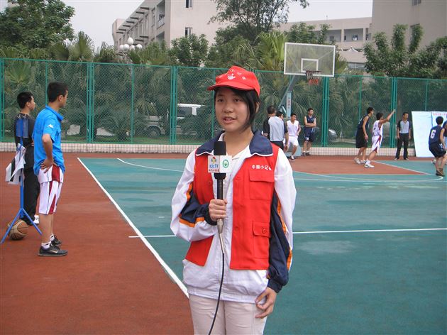 棠外电视台小记者采访中——黎昱