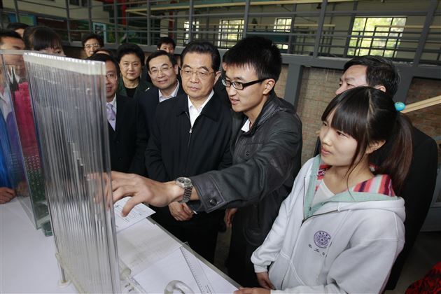 聂婉舒在清华大学百年校庆期间，做水利实验，并为胡锦涛解说。